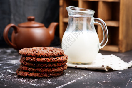 木桌上的巧克力饼干和牛奶图片