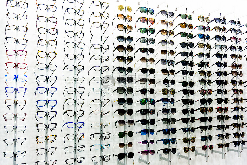玻璃杯架子眼镜杯在一家光学商店图片