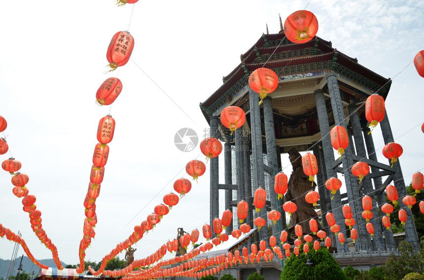 Guayin和在马来西亚中殿Penang的红灯笼乔治敦附近的KekLokSi寺礼拜场所图片