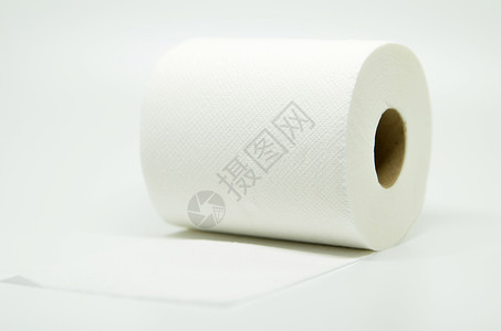 白色背景上孤立的卫生纸卷图片