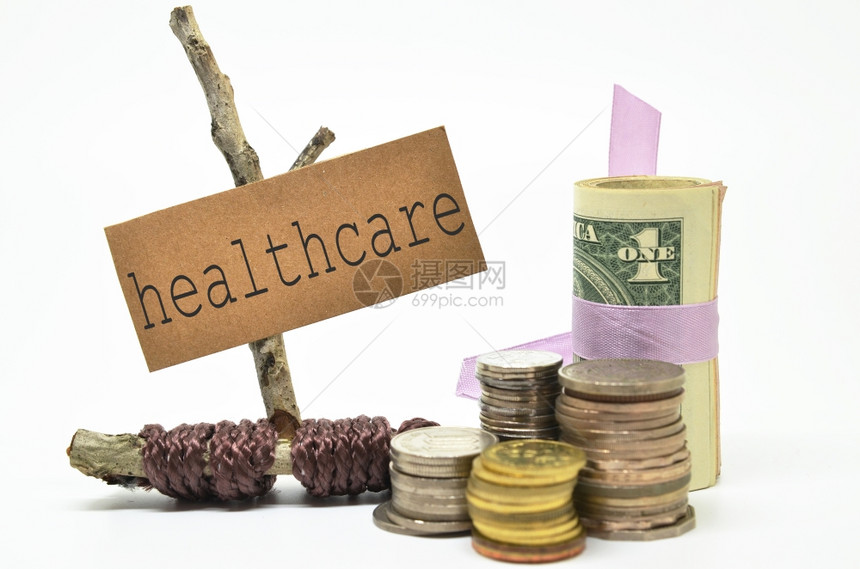 钱和硬币与医疗标签财务概念图片