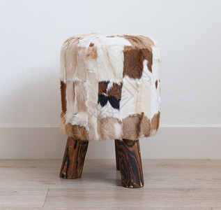 用牛油和木制成的小凳子图片