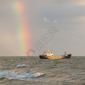 在DutchIjsselmeer水域的小型沿海船只底彩虹图片