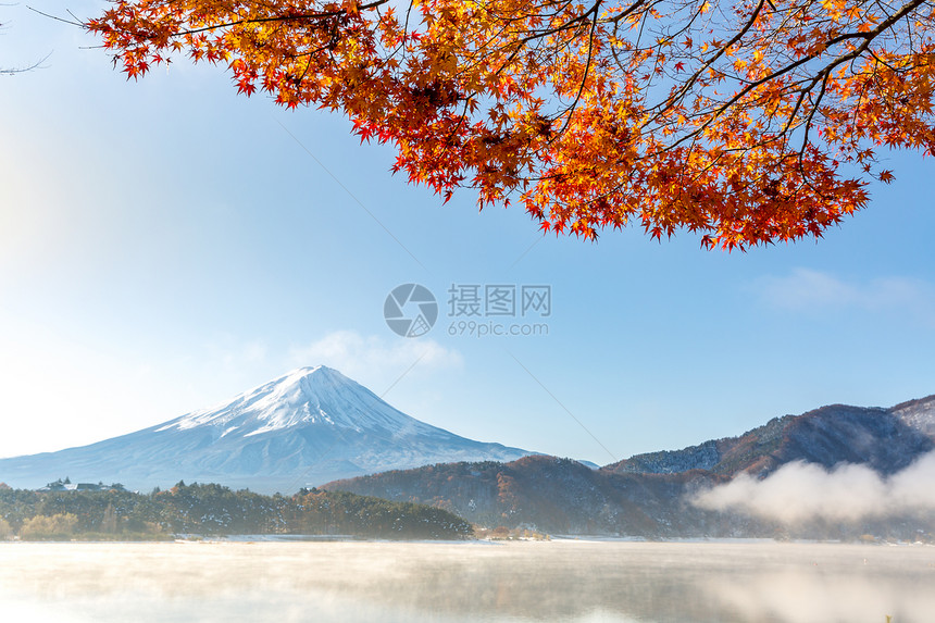 秋天在川口子富士山或日本藤川口子下雪的湖图片