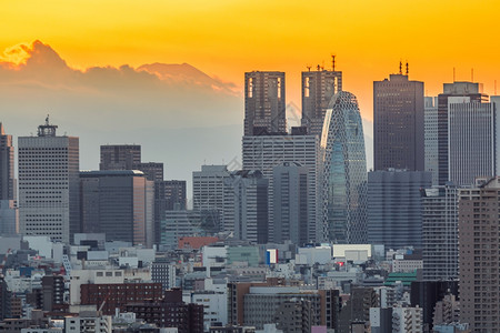 日本东京新宿天线城市风景和山佛吉日落图片