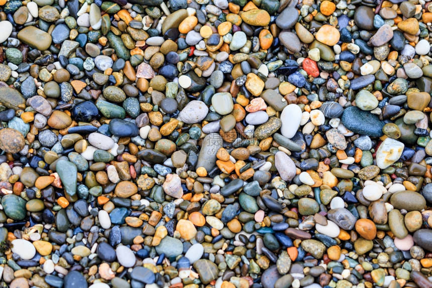 海滩上的石头背景图片
