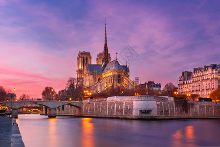 法国巴黎圣母院大教堂的光辉日落高清图片
