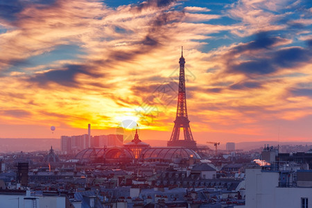 高塔和巴黎屋顶的空中景象图片