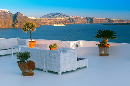 希腊圣托里尼奥亚Oia的白色露台和海景图片