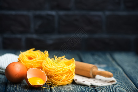 餐桌上有鸡蛋黄的生面条图片