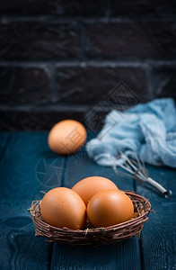 巢中和桌上的原鸡蛋图片
