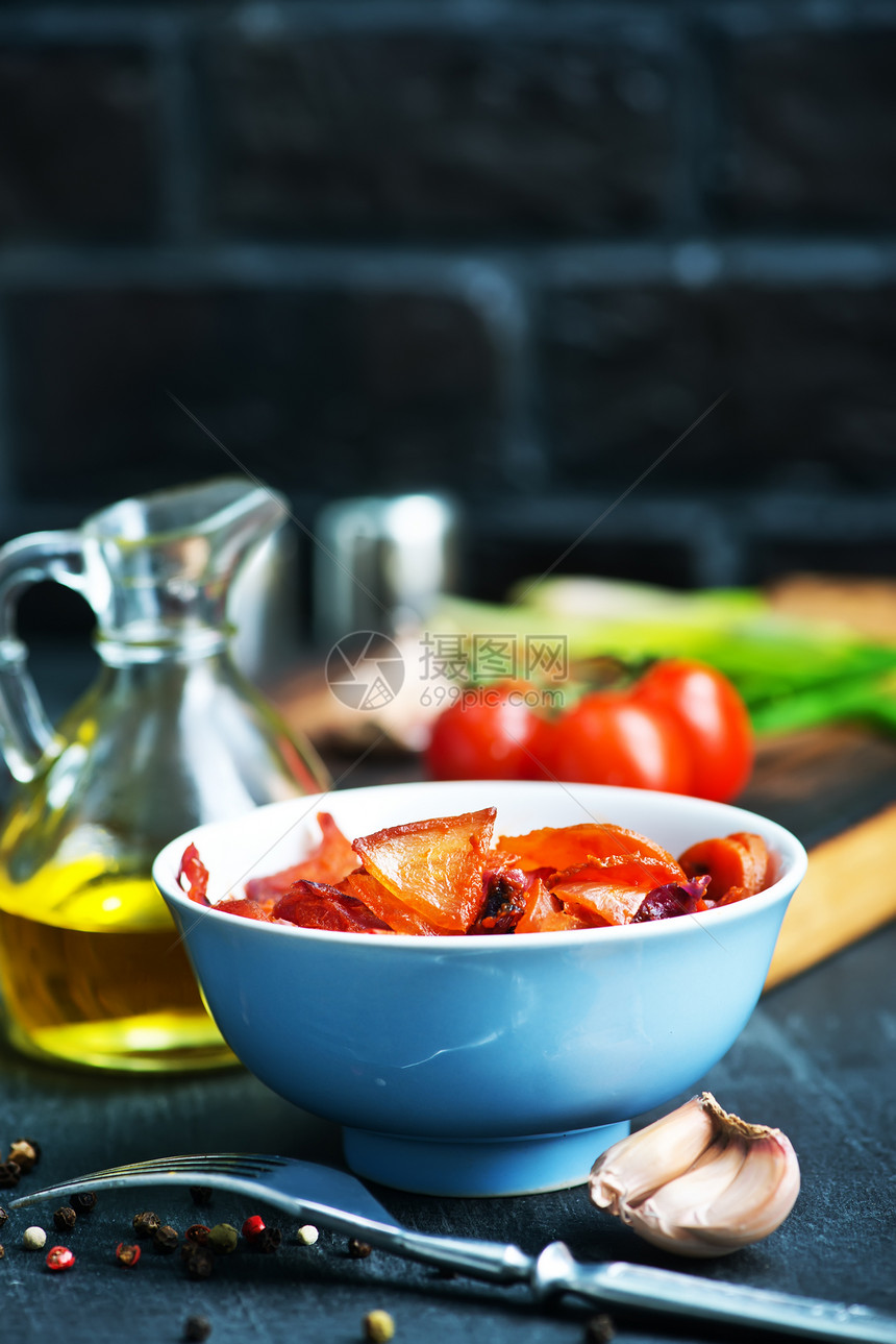 碗里和桌上的炒蔬菜图片