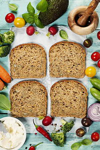 健康蔬菜三明治与阿沃卡多番茄黄瓜洋葱贝特根奶酪草药和辣椒蓝锈背景图片