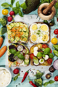 健康蔬菜三明治与阿沃卡多番茄黄瓜洋葱贝特根奶酪草药和辣椒蓝锈背景图片