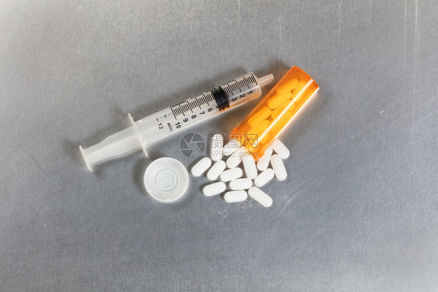 用开瓶和注射器对止痛药片的平面观阿流行概念图片