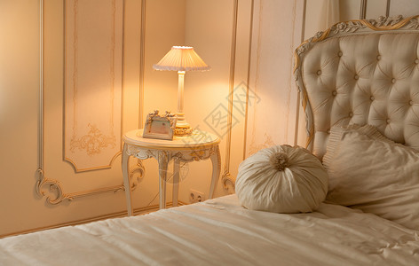 孤立的纪念板豪华卧室用灯挂在床边桌子上的照片背景