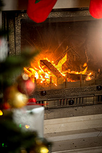 美丽的壁炉有燃烧木为圣诞节装饰图片