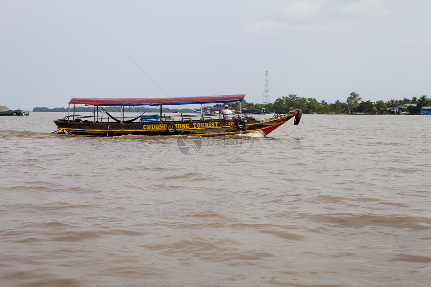 越南部湄公河三角洲CanTho河的木制旅游船图片