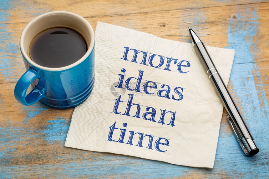 更多想法而不是时间创造力概念手写在餐巾纸上加一杯咖啡图片