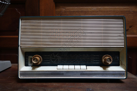 木桌上的旧收音机图片
