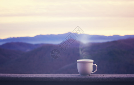 早上在阳台上喝咖啡看户外美景背景图片