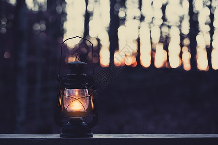 夜用蜡烛的古旧风格灯背景图片