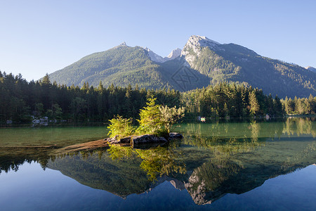 清晨阳光明媚的山湖图片
