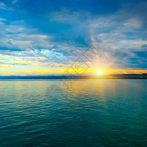 清晨在海面和蓝天的黎明图片