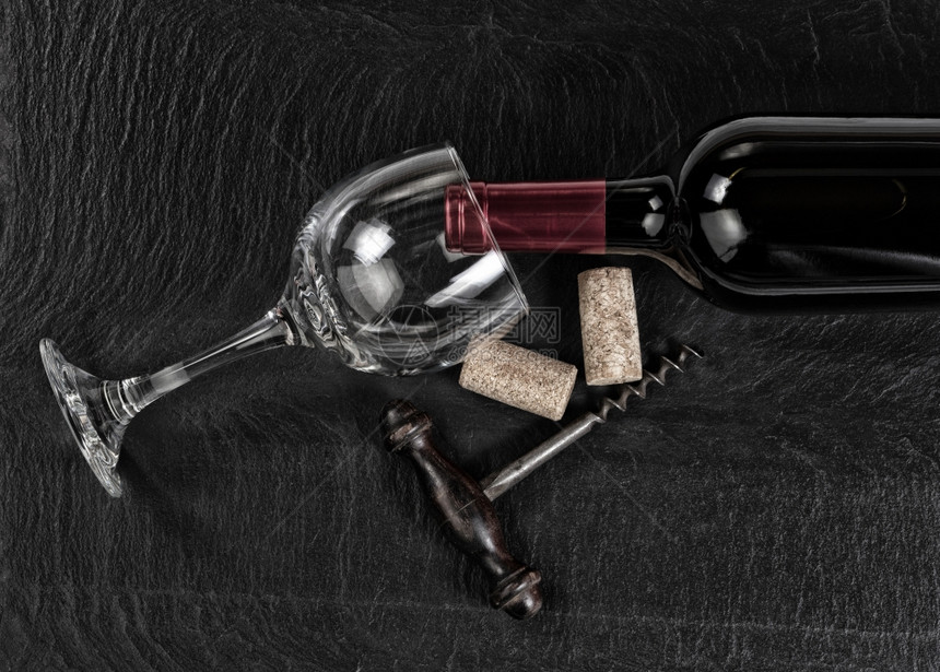 黑板上的古董葡萄酒红瓶玻璃和用过的瓶子图片