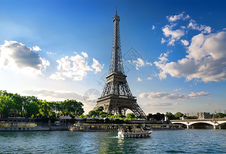 埃菲尔塔和塞纳河夏季法国巴黎图片
