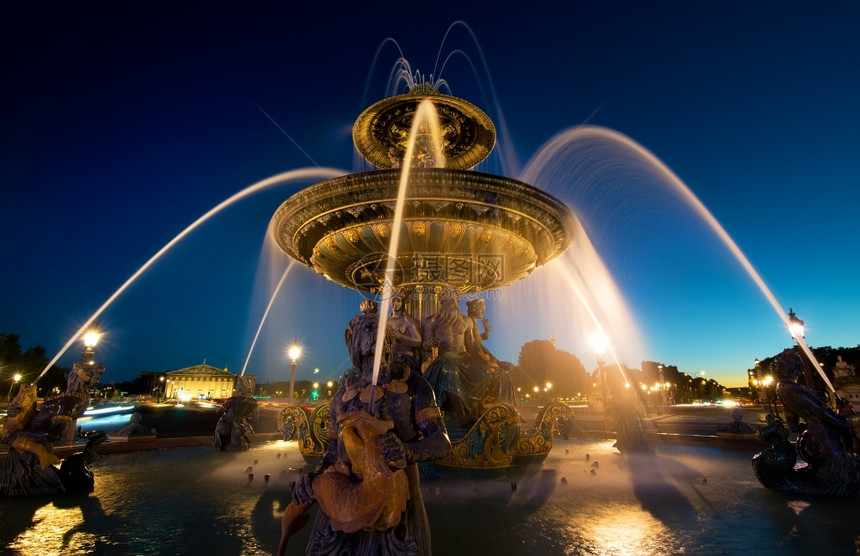 法国巴黎广场的喷泉图片