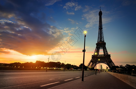 法国埃菲尔铁塔在巴黎的云日出图片