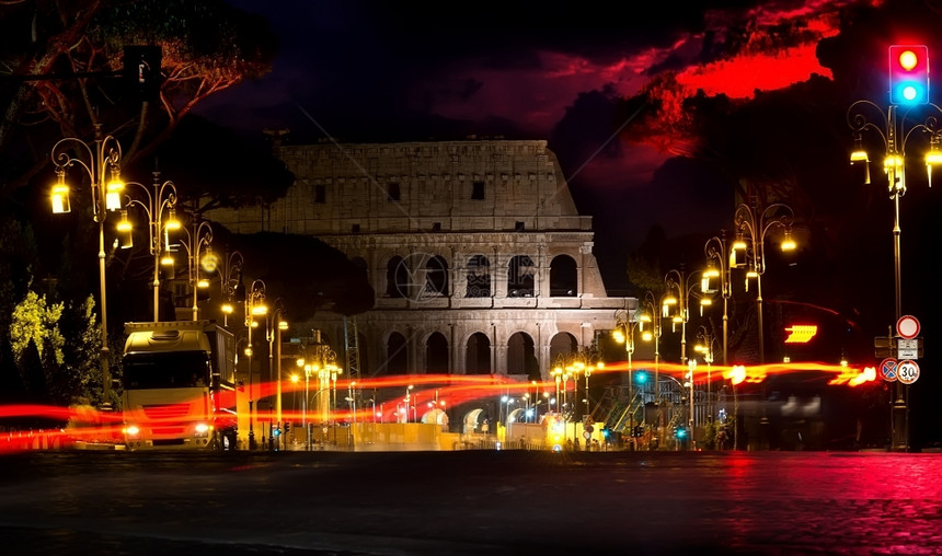 在意大利罗马的夜幕中巨星和美丽的天空图片