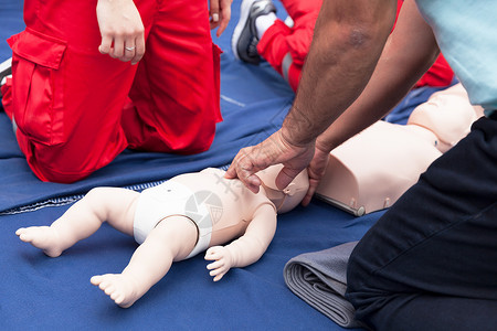 心肺复苏婴儿模拟急救训练图片