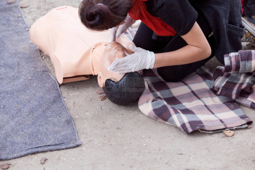 心跳检查显示肺复苏术的女教官接受假体训练的CPR急救训练图片