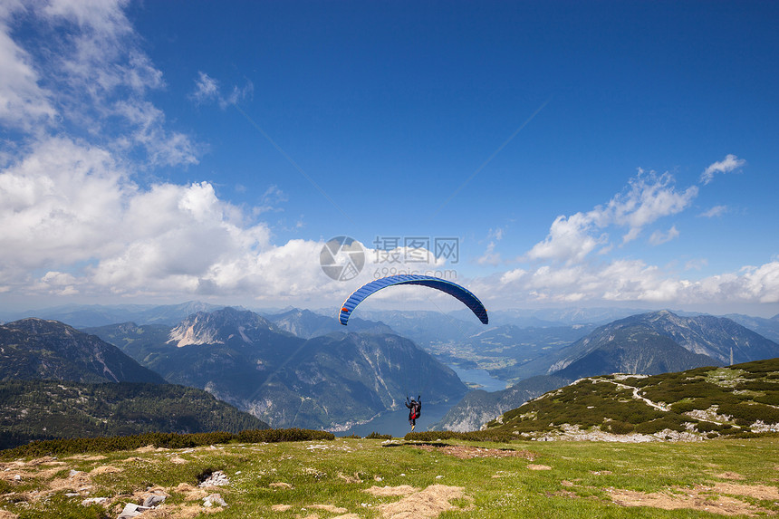 夏季滑翔机在山上飞过顶图片