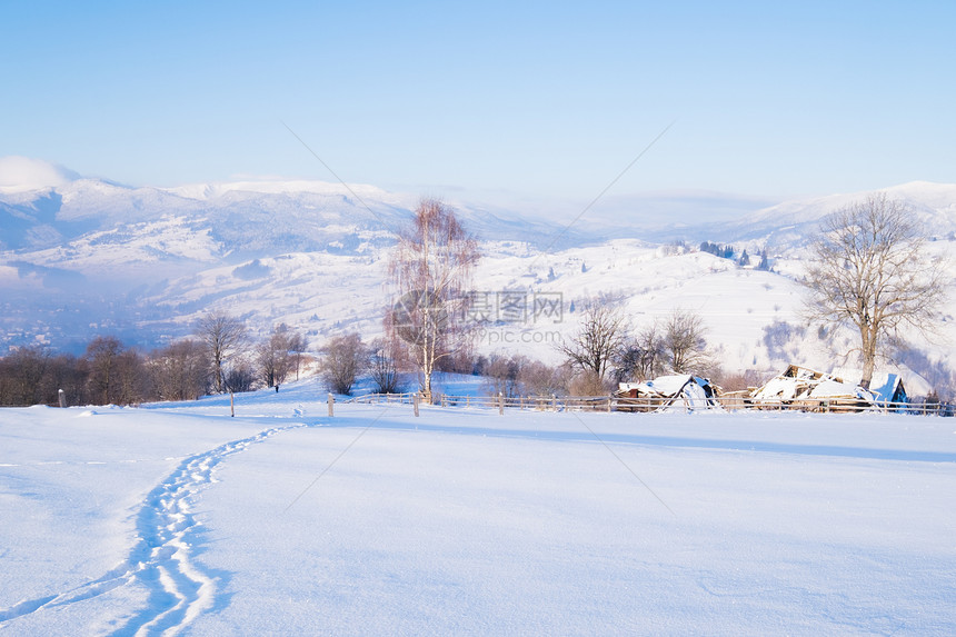 冬季山丘高村图片