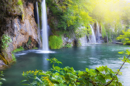 美丽的绿色森林瀑布克罗地亚普利维茨公园高清图片