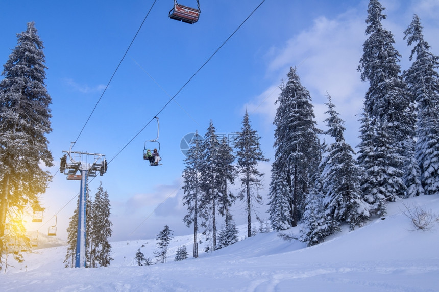 滑雪电梯有座位坐到山顶图片