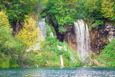 普利特维克夏季美丽的瀑布绿林背景