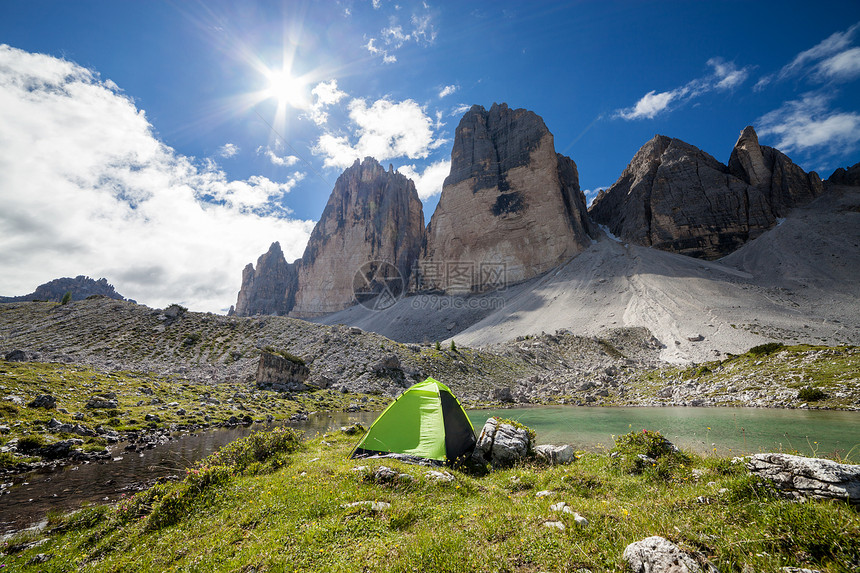 阿尔卑斯山地的帐篷图片