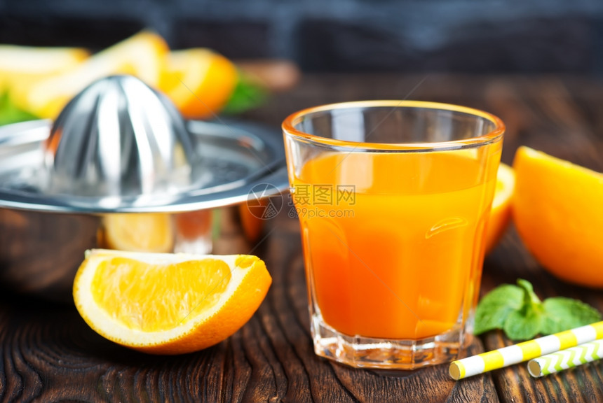 杯中橙汁和新鲜果实图片