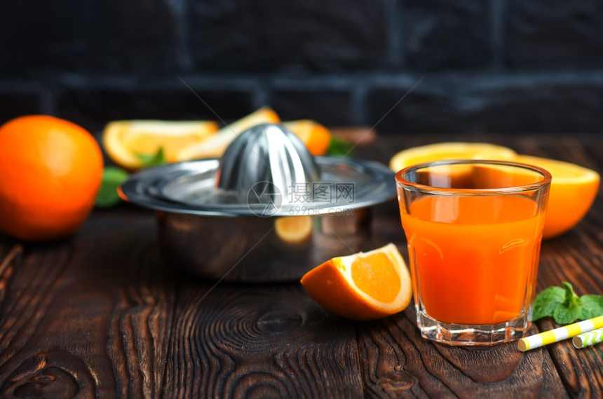杯中橙汁和新鲜果实图片
