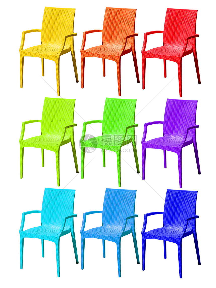 白色背景上孤立的彩色塑料椅图片