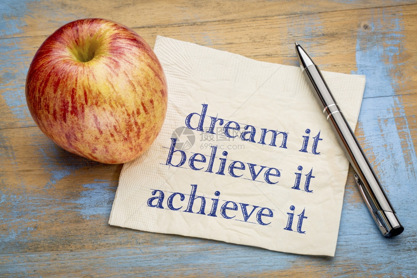 梦想相信实现它的概念笔迹在餐巾纸上与新鲜苹果图片
