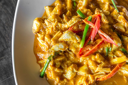 用泰国风格的菜炒咖喱炸焦蟹肉高清图片