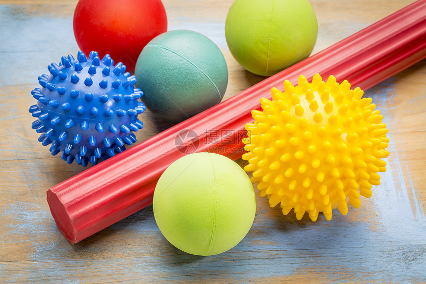 自我按摩和反光学治疗概念一套小型橡胶球和滚筒棒图片