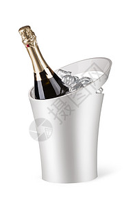 香槟瓶装在加冰的桶里高清图片