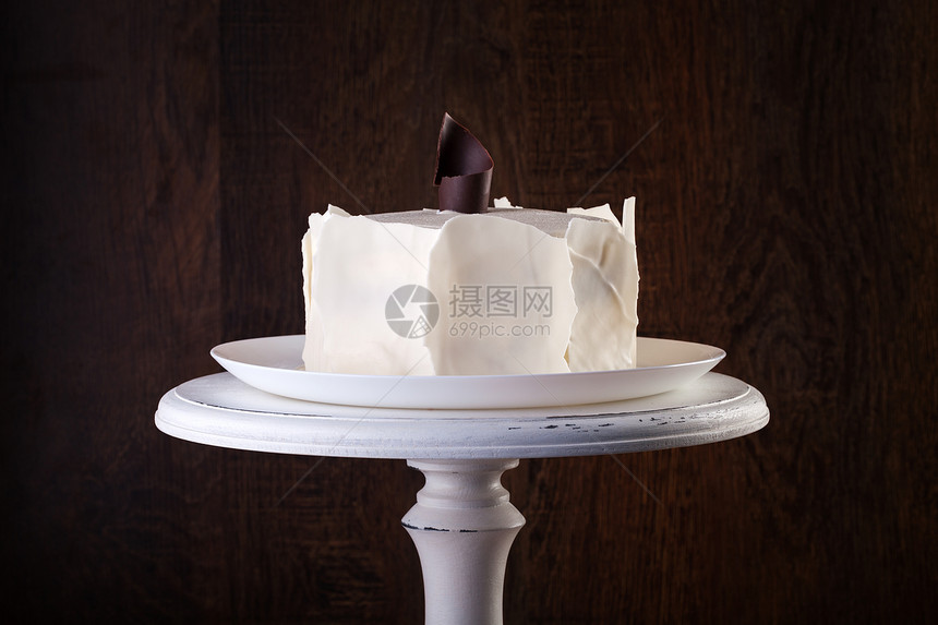 巧克力蛋糕木上美味的白巧克力蛋糕图片