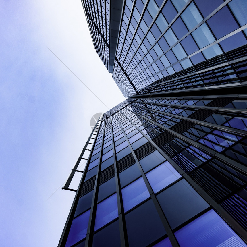 现代建筑摩天大楼办公摩天的玻璃轮廓图片